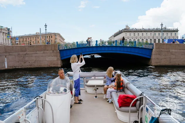 Утро в Петербурге: уютная прогулка по рекам и каналам