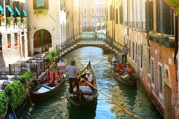 Прогулка по каналам Венеции на традиционной лодке сандоло