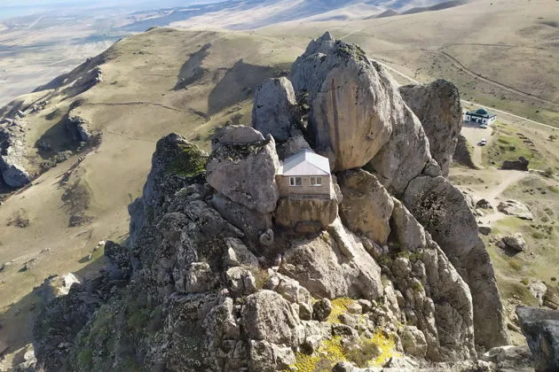 Загадочный край: гора Бешбармаг, Агатовые горы и Розовое озеро
