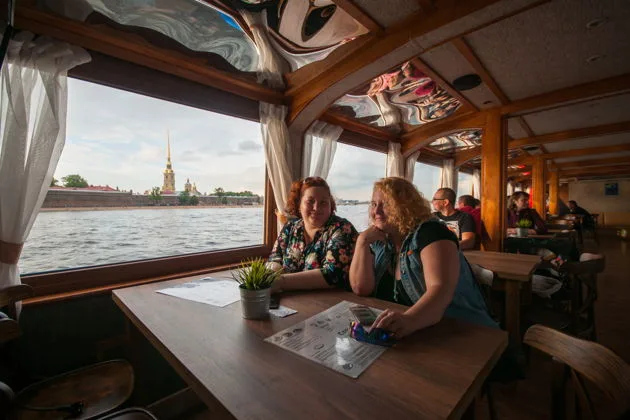 Музыкальный круиз под разводными мостами (танцевальная музыка)