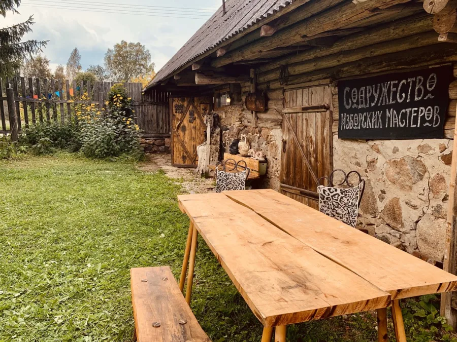 Сувенир из Псковщины: мастер-класс по керамике в старинном амбаре
