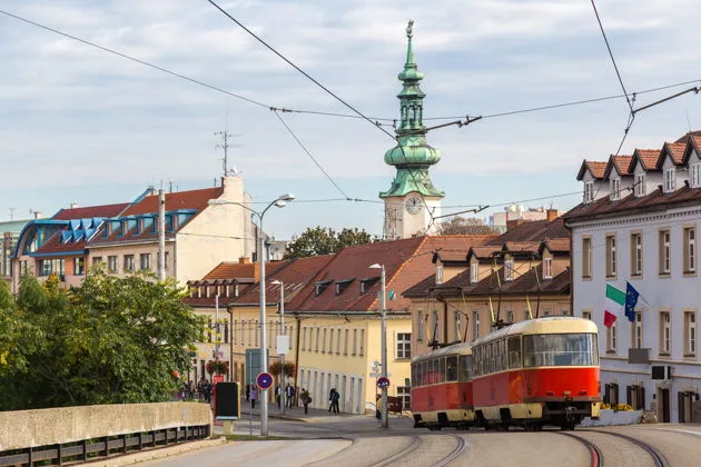 Уют старого города и холм Братиславского замка