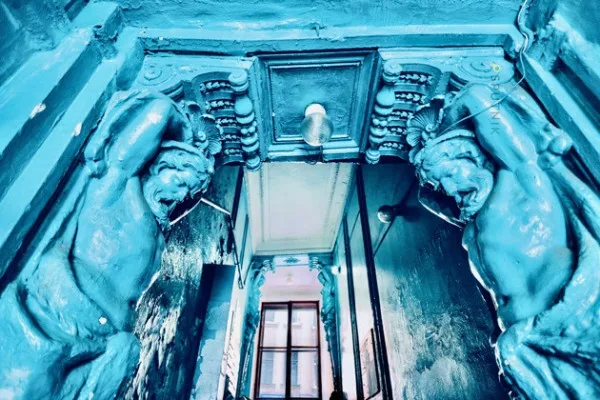 Необычные дворы и парадные Петербурга на приватной прогулке