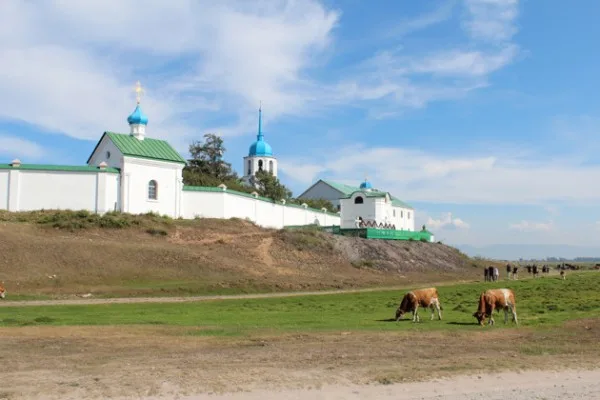 Плывущий по Байкалу:  Посольский монастырь и омулевая бочка