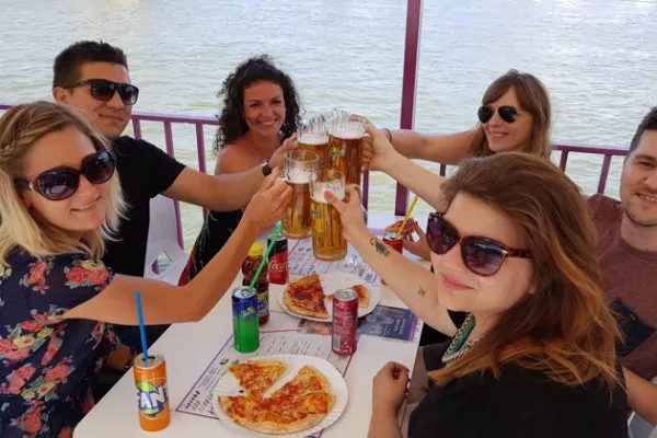 Pizza cruise: Круиз по Дунаю с пиццей и пивом