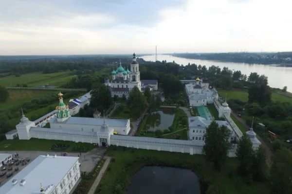 Жемчужная Толга: на электромобиле действующий женский монастырь