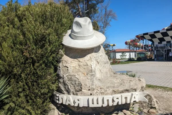 По Анапе с гидом в шляпе