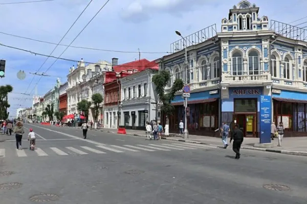 Между трёх площадей по старой Самаре