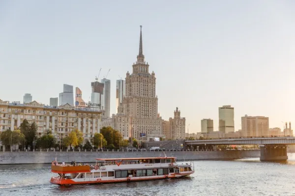 Автобусная экскурсия «Семь Сталинских сестер. Легенды высоток Москвы»