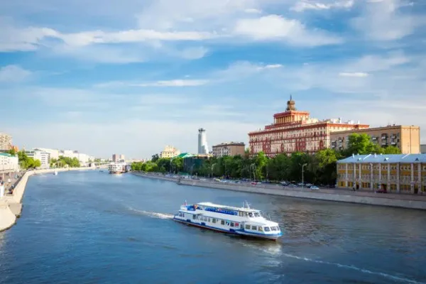 Речная прогулка от Новоспасского моста до Воробьевых гор по центру Москвы