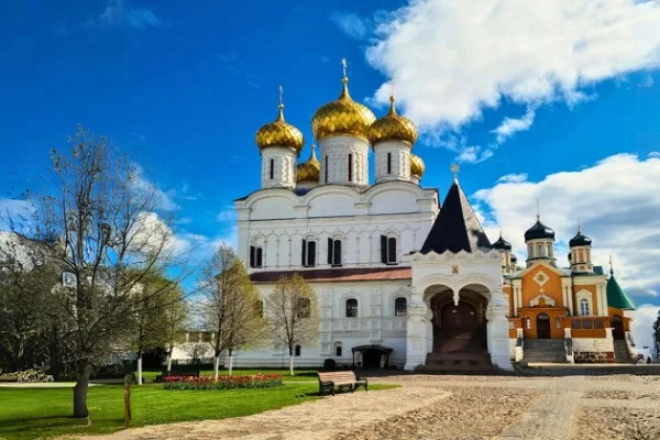 Государыня Кострома: по центру и в Свято-Троицкий Ипатьевский монастырь