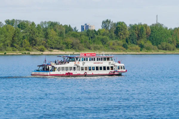 «Город Горький»: экскурсионный рейс на теплоходах «Москва-143» / «Москва-198»