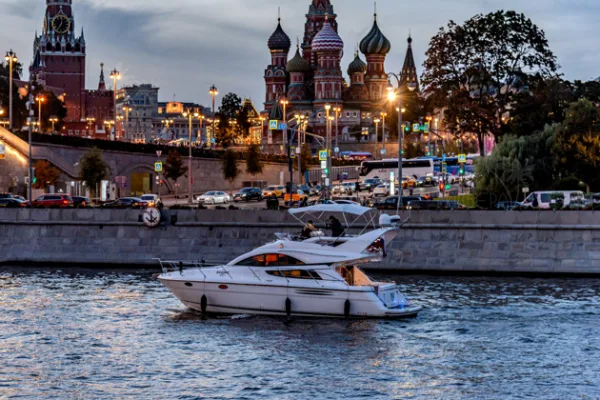 Речная прогулка на яхте с капитаном по центру Москвы по выбранному маршруту