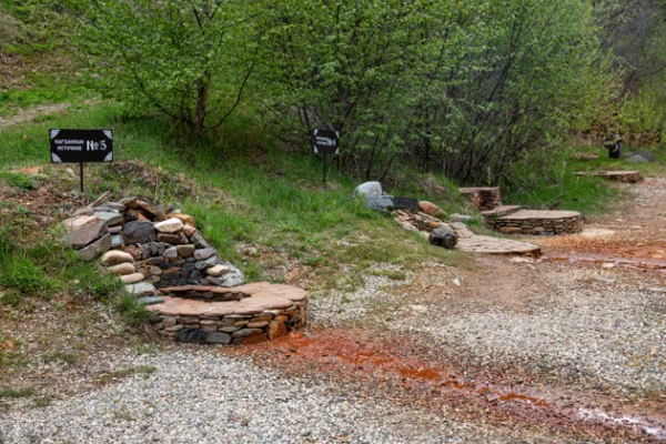В Долину нарзанов из Кисловодска: вода, горы и заброшенный замок