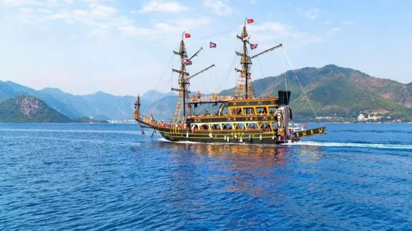 Морская прогулка на пиратском корабле вдоль побережья Кемера