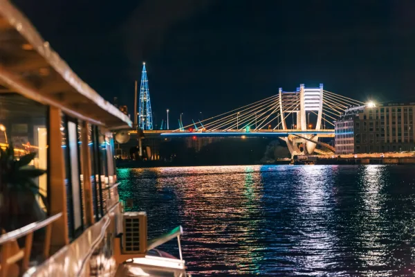 Ночь разводных мостов: круиз по Неве на двухпалубном теплоходе