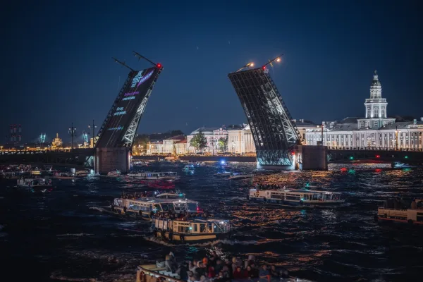 На теплоходе — вдоль разведённых мостов и парадных набережных Санкт-Петербурга