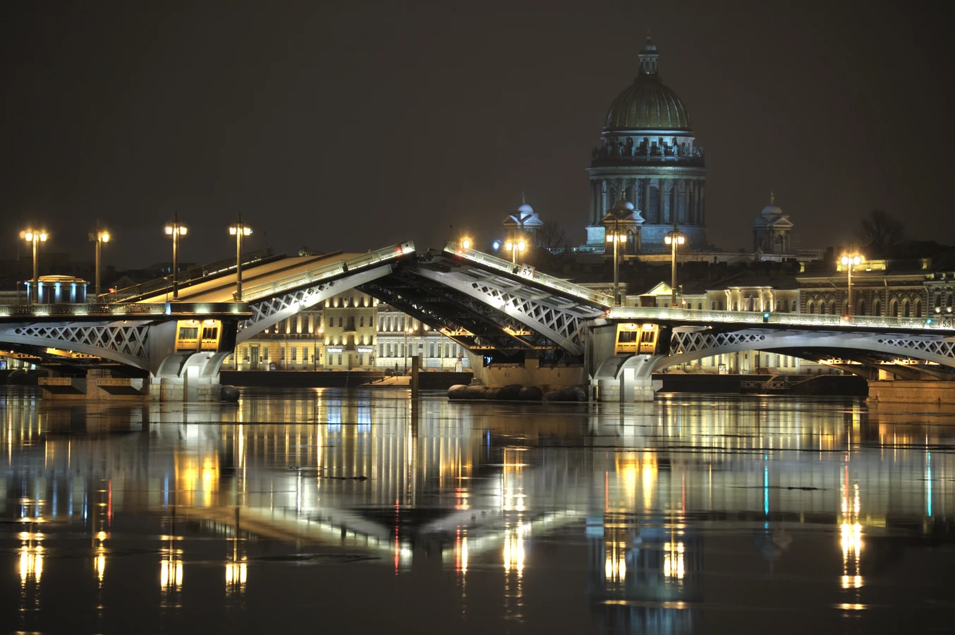 Ночной круиз вдоль парадных набережных и разведённых мостов Санкт-Петербурга