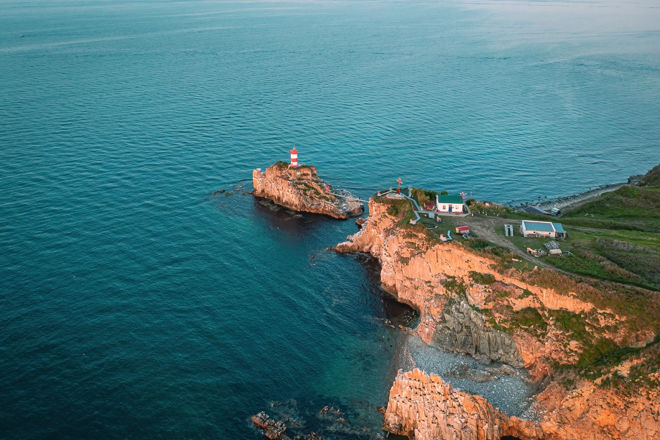 Свет на краю земли: морская прогулка к маякам Владивостока