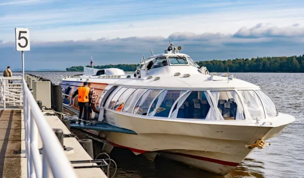 «Метеор» из Петергофа в Петербург