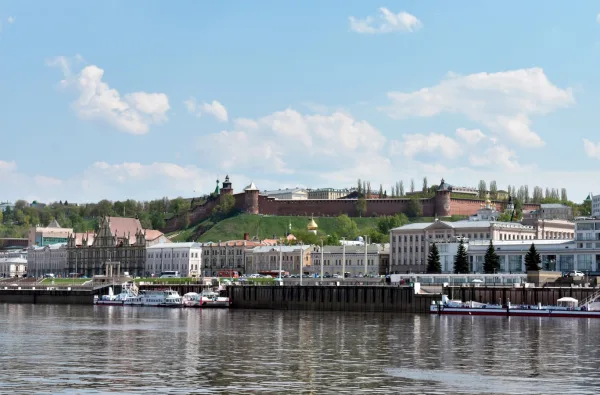 Царственно поставленный город: водная прогулка с гидом (по выходным)