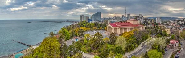 Сочи «в пышном цветенье садов, в гулкой прохладе высоток пятидесятых годов»