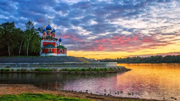 Углич в лучах закатного солнца