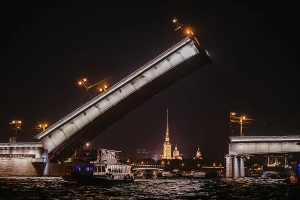Мосты повисли над Невой: прогулка на теплоходе на развод мостов