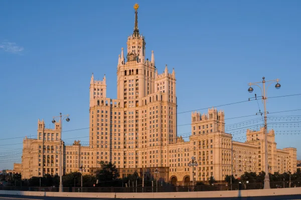 Высотка на Котельнической и чаепитие с видом на Кремль