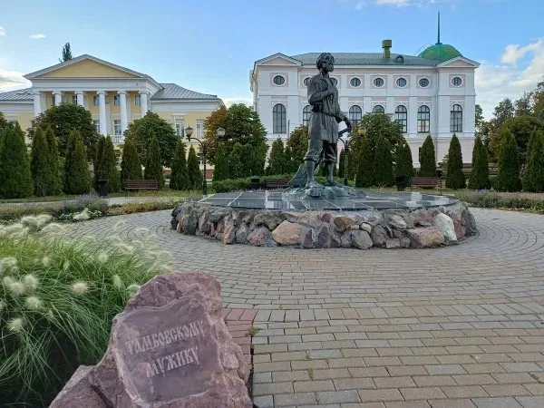 Купец торгом, мужик горбом, поп горлом