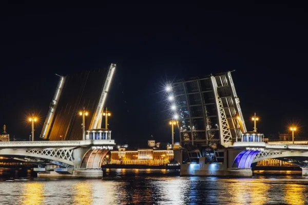 К разведённым мостам Петербурга — через порт