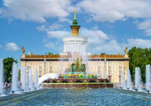 Экскурсия по ВДНХ + световое шоу в «Макете Москвы»
