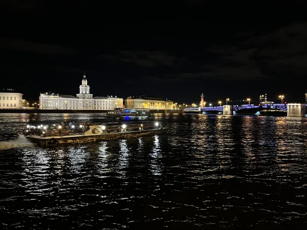 Каналы и разведение мостов: ночной круиз в Петербурге
