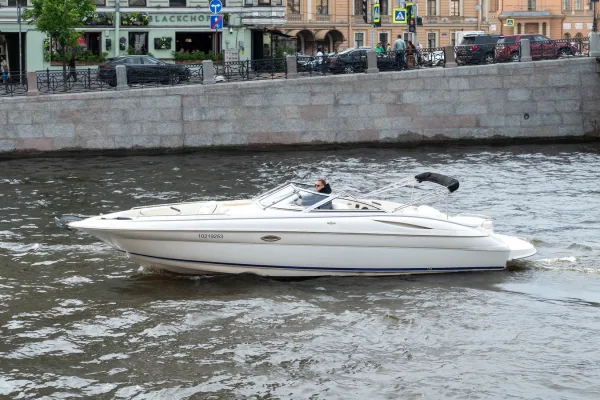 На роскошном катере — по рекам и каналам Санкт-Петербурга