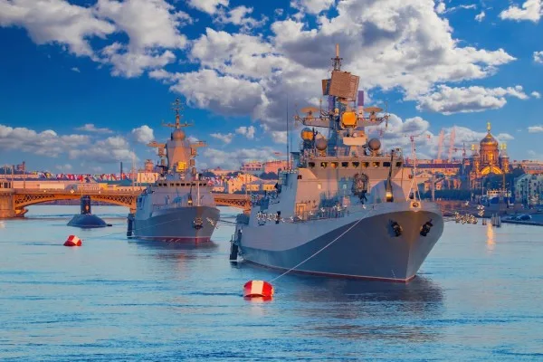 День ВМФ на берегах Невы: парад в Петербурге, крепость Орешек и Кронштадт