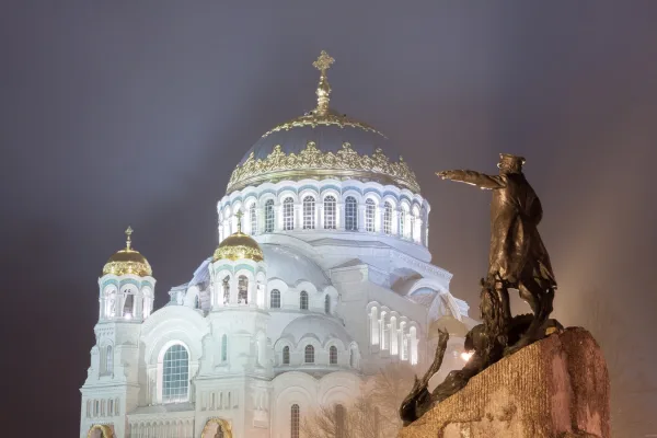 Петра творения за выходные из Москвы: Северная столица, Кронштадт, Петергоф