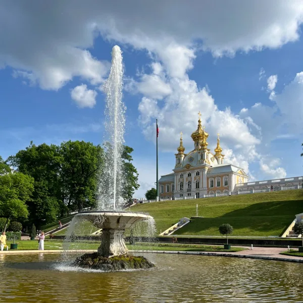 Фотопрогулка по Петергофу «Волшебство фонтанов и аллей»
