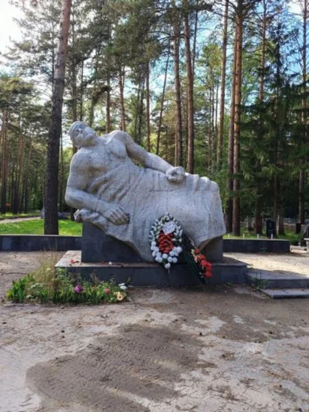По Заельцовскому кладбищу в Новосибирске