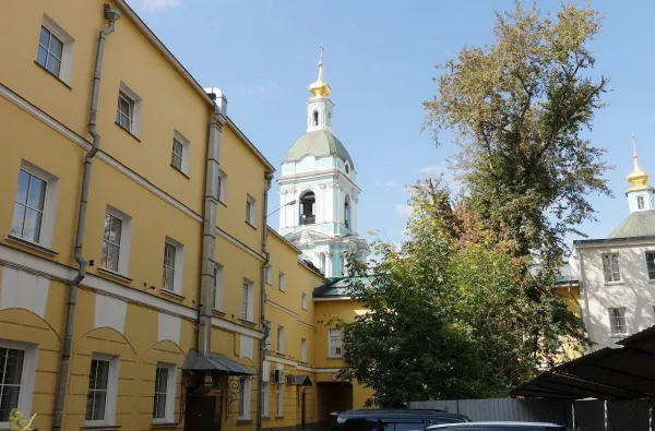 Гостиная горка на берегу Яузы